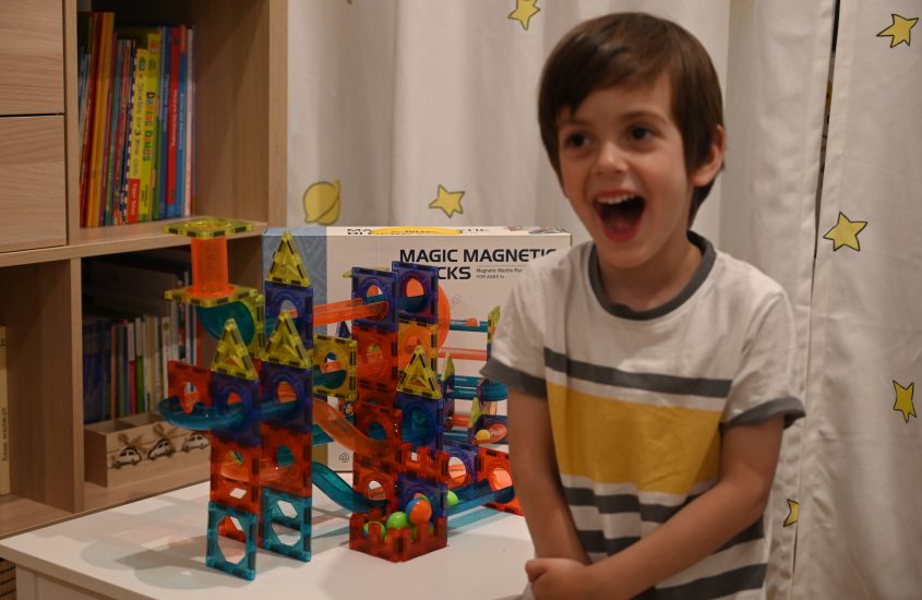 5 motive pentru a oferi copilului tău un joc magnetic de construcție: Idei de cadouri pentru Ziua Copiilor (P)
